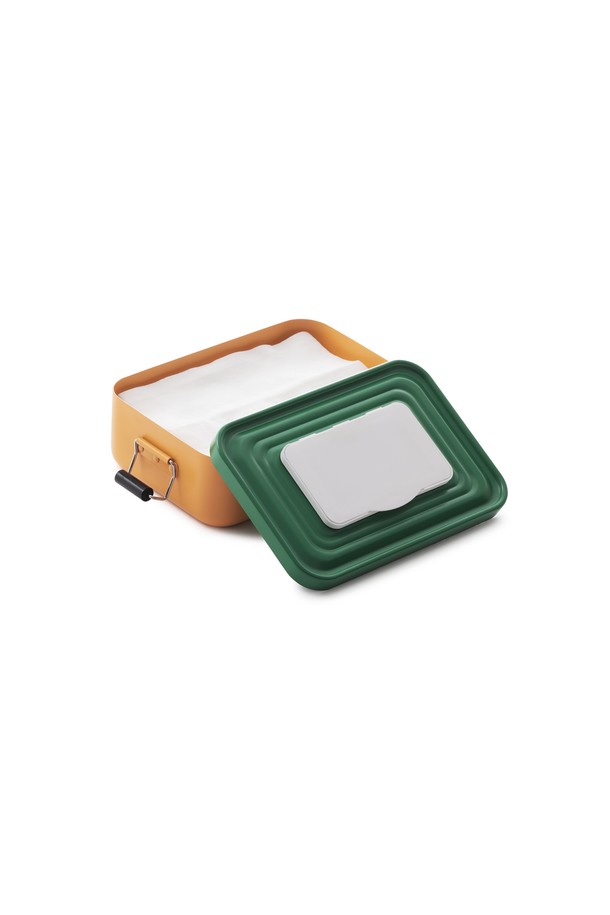 캠핑과 일상에서 모두 활용 가능한 백컨트리 물티슈 디스펜서입니다. 그린/옐로우, 화이트/오렌지 두 가지 색상으로, 심플하고 모던한 디자인의 알루미늄 케이스는 휴대성을 높여줍니다. 250ml 용량에 170g의 가벼운 무게로, 실내외 어디든 간편하게 사용할 수 있으며, 세련된 외관은 물티슈를 더욱 돋보이게 합니다.
