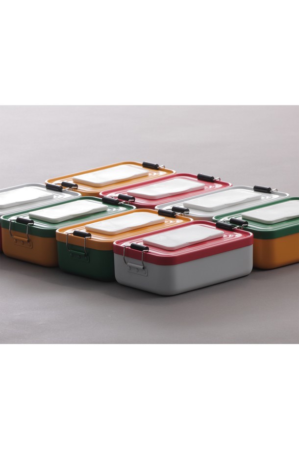 캠핑과 일상에서 모두 활용 가능한 백컨트리 물티슈 디스펜서입니다. 그린/옐로우, 화이트/오렌지 두 가지 색상으로, 심플하고 모던한 디자인의 알루미늄 케이스는 휴대성을 높여줍니다. 250ml 용량에 170g의 가벼운 무게로, 실내외 어디든 간편하게 사용할 수 있으며, 세련된 외관은 물티슈를 더욱 돋보이게 합니다.
