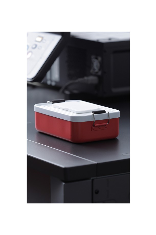 캠핑과 일상에서 모두 활용 가능한 백컨트리 물티슈 디스펜서입니다. 그린/옐로우, 화이트/오렌지 두 가지 색상으로, 심플하고 모던한 디자인의 알루미늄 케이스는 휴대성을 높여줍니다. 250ml 용량에 170g의 가벼운 무게로, 실내외 어디든 간편하게 사용할 수 있으며, 세련된 외관은 물티슈를 더욱 돋보이게 합니다.
