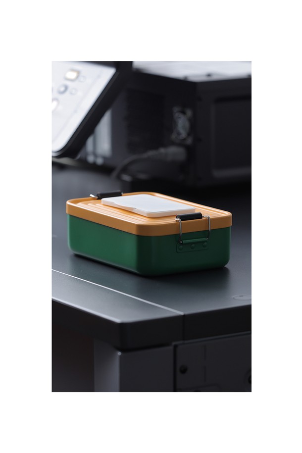 캠핑과 일상에서 모두 활용 가능한 백컨트리 물티슈 디스펜서입니다. 그린/옐로우, 화이트/오렌지 두 가지 색상으로, 심플하고 모던한 디자인의 알루미늄 케이스는 휴대성을 높여줍니다. 250ml 용량에 170g의 가벼운 무게로, 실내외 어디든 간편하게 사용할 수 있으며, 세련된 외관은 물티슈를 더욱 돋보이게 합니다.
