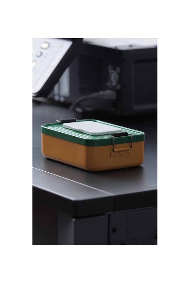 캠핑과 일상에서 모두 활용 가능한 백컨트리 물티슈 디스펜서입니다. 그린/옐로우, 화이트/오렌지 두 가지 색상으로, 심플하고 모던한 디자인의 알루미늄 케이스는 휴대성을 높여줍니다. 250ml 용량에 170g의 가벼운 무게로, 실내외 어디든 간편하게 사용할 수 있으며, 세련된 외관은 물티슈를 더욱 돋보이게 합니다.
