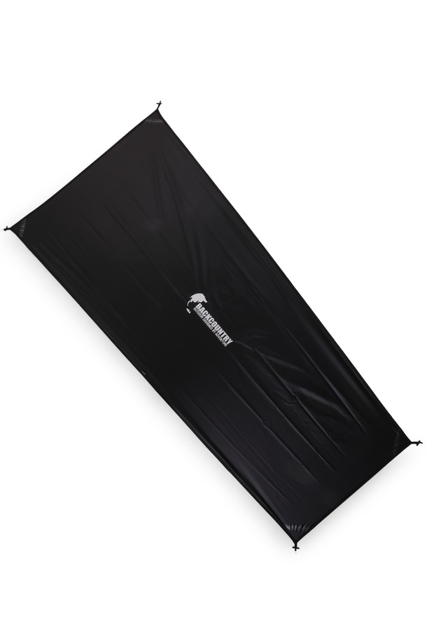 백컨트리 써밋울프 1인용 그라운드시트는 캠핑 시 텐트 바닥을 보호하는 나일론 210T PU 코팅 소재의 그라운드시트입니다. 방수 기능과 마모 저항성이 뛰어나며, 토글 고정 시스템으로 텐트 설치 및 해체가 간편합니다. 블랙 컬러의 1인용 사이즈로 제작되었으며, 가볍고 튼튼하여 캠핑의 필수품입니다.
