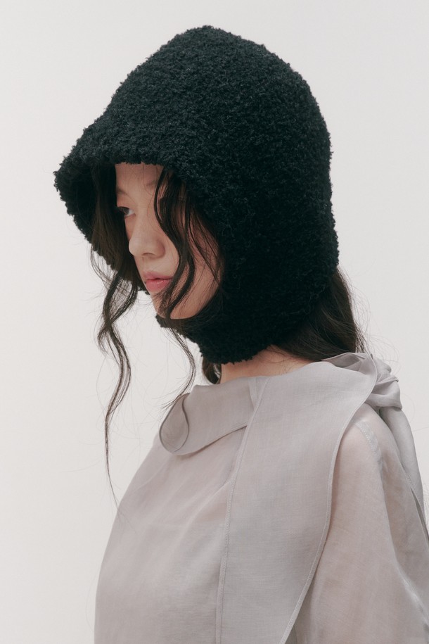 심플 발라클라바_4컬러는 일상, 방한 용도로 활용하기 좋은 모자입니다. 부드러운 폴리에스테르 소재로 제작되어 겨울, 가을 시즌에 따뜻하게 착용할 수 있습니다. 얼굴 전체를 덮어 보온성을 극대화하며, 캐주얼, 미니멀, 클래식 스타일의 등산룩, 캠핑룩, 출근룩에 매치하기 좋습니다. 무지 디자인에 깊은 모자 깊이로 안정적인 착용감을 제공합니다. 블랙 색상으로 어떤 옷에도 쉽게 코디할 수 있습니다.
