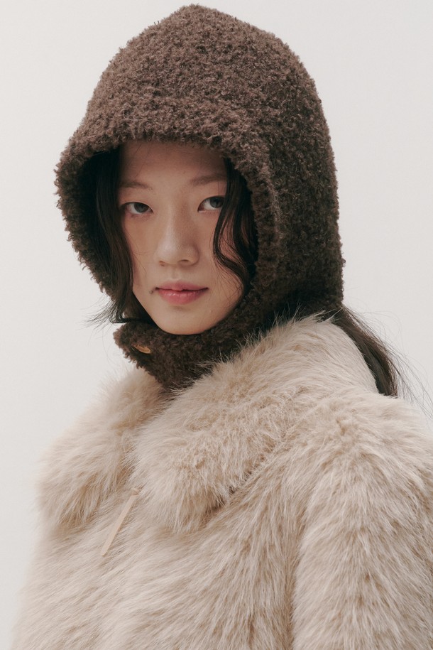 Simp (심플) 발라클라바 4컬러는 **겨울, 가을** 시즌에 착용하기 좋은 **공용** 발라클라바입니다. **브라운, 베이지** 두 가지 색상으로 출시되었으며, **방한** 및 **일상** 용도로 활용 가능합니다. **폴리에스테르, 플리스** 소재로 제작되어 **부드러운** 촉감과 **두꺼운** 두께감으로 따뜻함을 선사하며, **후드** 디자인에 **귀마개 일체형**으로 더욱 실용적입니다. **등산룩, 캠핑룩**, 그리고 **캐주얼, 미니멀, 고프코어** 스타일을 즐기는 분들께 추천합니다. 
