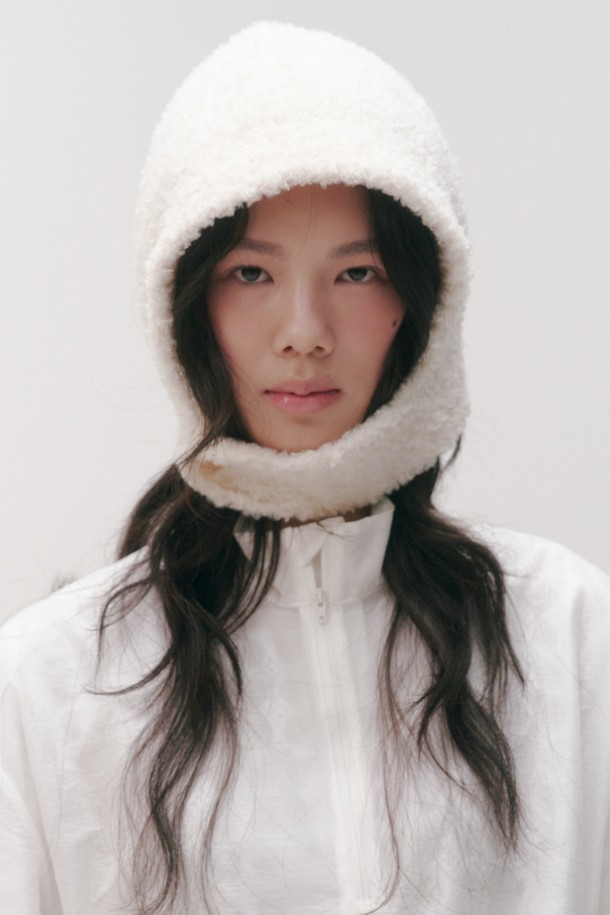 Simp 발라클라바_4컬러는 겨울철 방한을 위한 캐주얼 & 미니멀 스타일의 모자입니다. 부드러운 촉감의 폴리에스테르 소재로 제작되었으며, 깊은 모자 깊이와 두꺼운 두께로 보온성을 높였습니다. 4가지 컬러로 구성되어 다양한 코디에 활용할 수 있으며, 퍼 장식이 디자인에 포인트를 더합니다. 등산룩에 매치하여 스타일리시하면서도 따뜻한 겨울을 보내세요. 특히, 톤온톤 스타일을 연출하여 미니멀하면서도 세련된 룩을 완성할 수 있습니다.
