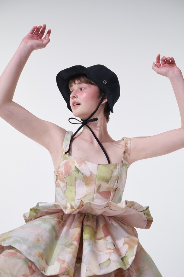 DREW black (드류 블랙)은 2024 SUMMER HOLIDAY COLLECTION으로 출시된 모자입니다. 면 소재로 제작되어 여름에도 편안하게 착용할 수 있으며, 무지 디자인으로 어떤 스타일에도 잘 어울립니다. 깊이 20cm의 넉넉한 깊이감으로 안정적인 착용감을 제공합니다. 일상, 여행 등 다양한 TPO에 활용할 수 있으며, 캐주얼, 미니멀, 클래식 스타일을 즐겨 입는 분들께 추천합니다. 블랙 컬러로 시크하고 세련된 연출이 가능합니다.
