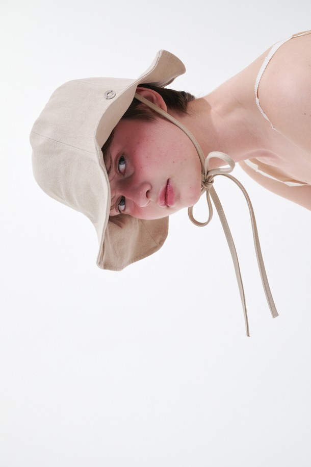 DREW (드류) 라이트베이지 버킷햇은 2024 SUMMER HOLIDAY COLLECTION으로 출시된 여름 모자입니다. 면 소재로 제작되어 가볍고 통기성이 뛰어나며, 일상, 휴가, 여행, 여름 바캉스룩 등 다양한 TPO에 활용하기 좋습니다. 미니멀, 캐주얼, 리조트 스타일을 연출하기에 적합하며, 챙이 없는 디자인에 끈 디테일이 더해져 포인트를 더했습니다. 라이트베이지 컬러의 무지 디자인으로 어떤 스타일에도 쉽게 매치할 수 있습니다. 모자 깊이는 20cm입니다.
