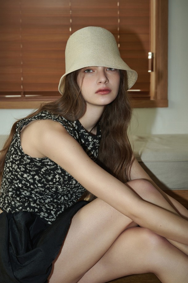 CHINO(치노) 라이트 베이지 버킷햇은 여성, 봄, 여름 계절에 어울리는 데일리 스타일의 모자입니다. 폴리에스터 소재로 제작되었으며, 심플한 디자인과 라이트 베이지 컬러가 어떤 옷에도 잘 어울립니다. 모자 깊이는 23cm이며, 둘레는 56-58cm입니다. 캐주얼, 미니멀, 클래식 스타일을 즐겨 입는 분들께 동네 마실룩, 산책룩으로 추천합니다.
