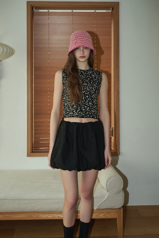 다비 핑크 캡모자는 여성용 모자로, 봄, 여름 계절에 어울리는 아이템입니다. 핑크 컬러의 무지 디자인으로, 일상복에 캐주얼하거나 미니멀한 스타일로 포인트를 줄 수 있습니다. 폴리에스테르 소재로 제작되었으며, 깊이 23cm, 둘레 58-60cm로 편안하게 착용 가능합니다. 동네 마실룩, 산책룩, 봄 소풍룩 등 다양한 TPO에 활용하여 스타일리시함을 더해보세요.
