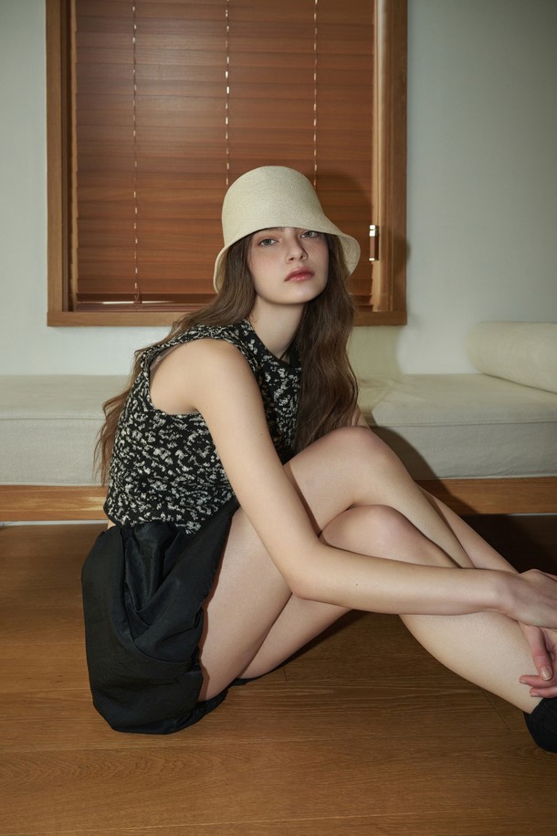 CHINO(치노) 라이트 베이지 버킷햇은 여성, 봄, 여름 계절에 어울리는 데일리 스타일의 모자입니다. 폴리에스터 소재로 제작되었으며, 심플한 디자인과 라이트 베이지 컬러가 어떤 옷에도 잘 어울립니다. 모자 깊이는 23cm이며, 둘레는 56-58cm입니다. 캐주얼, 미니멀, 클래식 스타일을 즐겨 입는 분들께 동네 마실룩, 산책룩으로 추천합니다.
