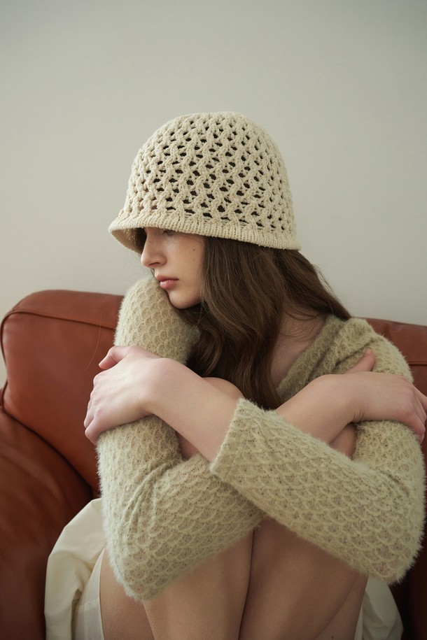 BONNIE(보니) light beige(라이트 베이지) 버킷햇은 부드러운 면 소재로 제작되어 편안한 착용감을 선사합니다. 니트 패턴과 니트 짜임 디자인이 돋보이며, 봄, 가을 계절에 잘 어울립니다. 모자 깊이 22cm, 챙 넓이는 일반적인 디자인으로, 클래식, 미니멀, 캐주얼 스타일을 즐겨 입는 여성분들께 추천합니다. 가벼운 동네 마실, 산책, 카페 나들이룩에 포인트 아이템으로 활용해보세요. 베이직한 라이트 베이지 컬러로 어떤 옷에도 쉽게 매치할 수 있습니다.
