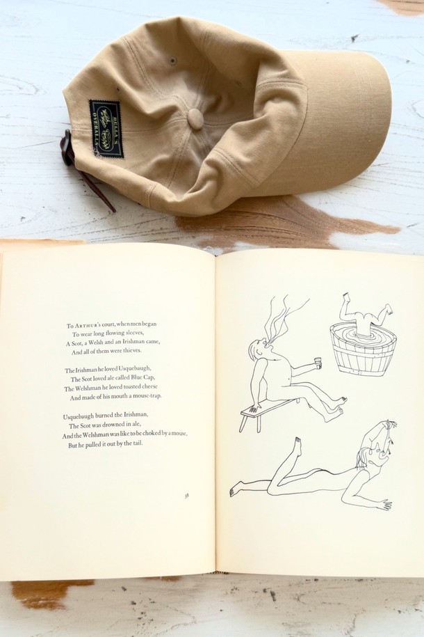 베이직한 디자인의 Bella 볼캡, 4가지 컬러로 만나보세요. 면 소재로 제작되어 봄, 여름, 가을 시즌에 쾌적하게 착용 가능하며, 일상생활에서 편안하게 사용하기 좋습니다. 7.6cm의 챙 넓이가 햇빛을 효과적으로 가려주며, 야구 모자 스타일로 캐주얼, 미니멀, 클래식 스타일을 연출하기에 좋습니다. 뒷면의 조절 스트랩으로 사이즈를 간편하게 조절할 수 있어, 동네 마실룩, 산책룩, 여행룩 등 다양한 TPO에 매치하기 좋습니다. 무지 디자인으로 어떤 스타일에도 잘 어울리는 베이지 컬러 볼캡입니다.
