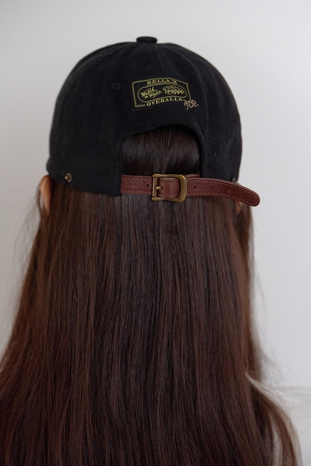 Bella 볼캡, 4가지 색상으로 출시된 이 볼캡은 캐주얼, 클래식, 미니멀 스타일을 즐기는 분들을 위한 필수 아이템입니다. 면 소재로 제작되어 봄, 여름, 가을 계절에 활용하기 좋으며, 일상, 동네 마실, 산책, 여행 등 다양한 TPO에 적합합니다. 블랙 컬러의 무지 디자인으로 어떤 스타일에도 쉽게 매치할 수 있으며, 7.6cm의 챙 넓이와 일반적인 모자 깊이로 편안한 착용감을 제공합니다. 사이즈 조절 스트랩이 있어 머리 크기에 맞춰 편리하게 조절할 수 있으며, 클래식한 볼캡 디자인과 긴 챙 스타일이 특징입니다.
