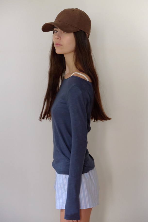 Bella Ballcap (벨라 볼캡)은 브라운 컬러의 면 소재 볼캡입니다. 봄, 여름, 가을 계절에 착용하기 좋으며, 일상생활에서 편안하게 연출할 수 있습니다. 챙 넓이는 7.6cm이며, 무지 디자인에 사이즈 조절 스트랩이 있어 50-64cm 범위 내에서 맞춤 착용이 가능합니다. 캐주얼, 미니멀, 클래식 스타일을 즐기는 분들께 동네 마실룩, 산책룩, 여행룩에 모두 잘 어울리는 아이템입니다.
