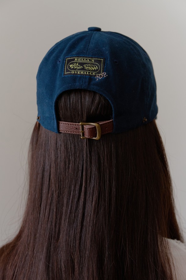 **Bella 볼캡_4 colors**

심플한 디자인의 Bella(벨라) 볼캡입니다. 면 소재로 제작되어 봄, 여름, 가을 계절에 착용하기 좋으며, 일상생활에서 편안하게 사용할 수 있습니다. 네이비 색상으로 어떤 스타일에도 잘 어울리며, 챙 넓이는 7.6cm입니다. 가죽 스트랩으로 사이즈 조절이 가능하며, 50-64cm의 헤드 둘레에 맞춰 착용할 수 있습니다. 캐주얼, 미니멀, 클래식 스타일의 동네 마실룩, 산책룩, 여행룩에 매치하여 멋을 더해보세요.
