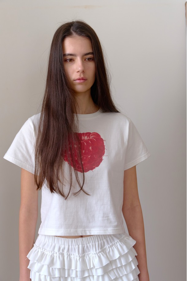 [오늘출발] 라즈베리 티셔츠는 부드러운 면 소재로 제작되어 편안한 착용감을 선사합니다. 화이트와 레드의 두 가지 색상으로 제공되며, 라운드넥에 프릴 디테일과 라즈베리 프린팅으로 포인트를 더했습니다. 봄, 여름 시즌에 레귤러핏으로 캐주얼하게 즐기기 좋으며, 데이트룩, 동네 마실룩, 카페룩 등 다양한 TPO에 활용할 수 있습니다. 베이직, 캐주얼, 미니멀, 로맨틱 스타일을 연출하기에 적합한 여성 티셔츠입니다.
