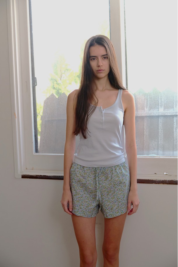 [오늘출발] 시실리 쇼츠는 편안한 면 소재로 제작되어 여름철 시원하게 입을 수 있는 여성 반바지입니다. 얇은 두께감과 루즈핏으로 활동성을 높였으며, 신축성 있는 허리 밴딩으로 편안한 착용감을 선사합니다. 캐주얼, 미니멀, 리조트 스타일을 연출하기 좋으며, 동네 마실룩, 휴가룩, 바캉스룩 등 다양한 TPO에 활용할 수 있습니다. 구아바, 리치, 사워솝, 타마린드 4가지 컬러로 출시되어 취향에 맞게 선택 가능합니다.
