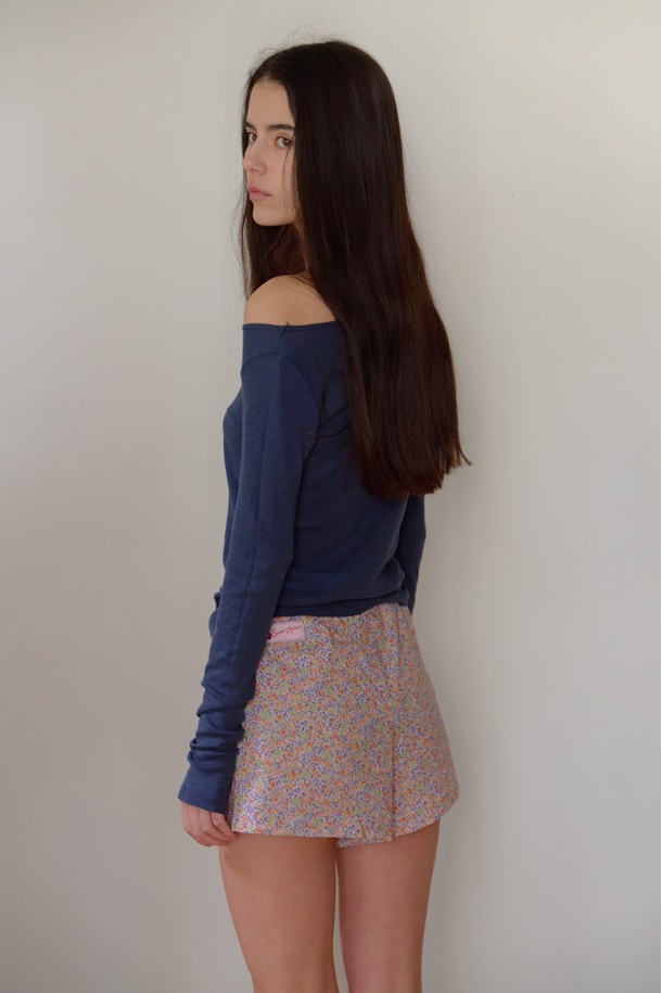 [오늘출발] 시칠리 쇼츠_4 컬러는 편안하고 시원한 면 소재의 여성 반바지입니다. 루즈핏으로 제작되어 활동성이 좋으며, 허리에는 신축성 있는 밴딩 처리가 되어 있어 편안한 착용감을 선사합니다. 봄, 여름 시즌에 적합하며, 데일리룩, 여행룩, 휴가룩 등 다양한 TPO에 활용할 수 있습니다. 캐주얼, 미니멀, 리조트 스타일을 즐기는 분들께 추천해 드립니다. 구아바, 리치, 사워솝, 타마린드 4가지 다채로운 컬러로 만나보세요.
