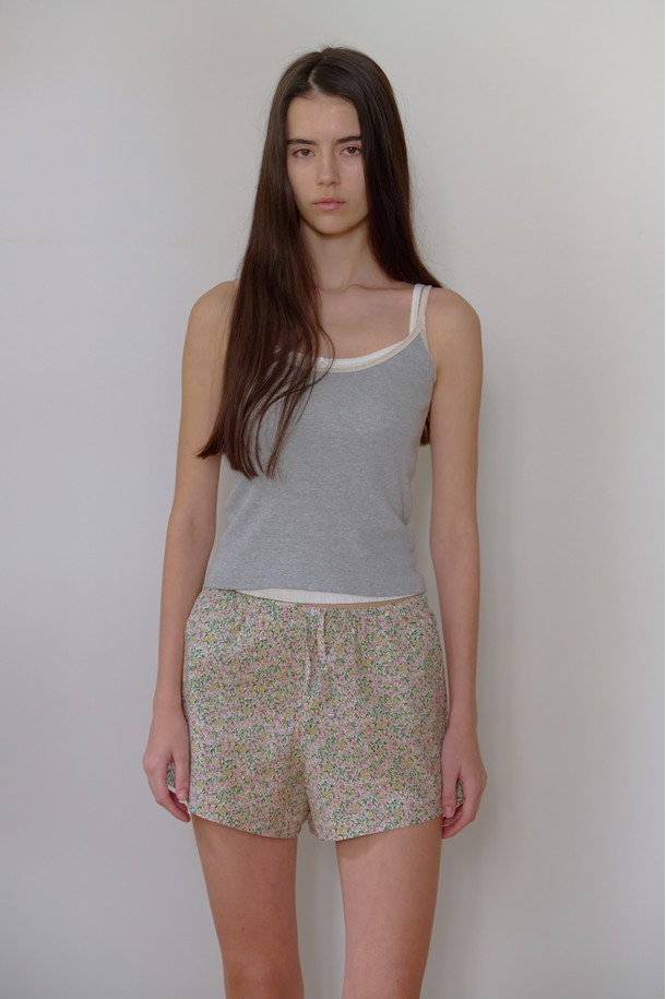 [오늘출발] 시칠리 쇼츠는 편안하고 시원한 여름을 위한 여성 숏팬츠입니다. 면 소재로 제작되어 부드러운 촉감을 제공하며, 루즈핏으로 편안한 착용감을 선사합니다. 허리 밴딩 디테일로 활동성을 높였으며, 구아바, 리치, 사워솝, 타마린드 4가지 컬러로 다양한 스타일을 연출할 수 있습니다. 동네 마실룩, 휴가룩, 여름 바캉스룩 등 어떤 TPO에도 잘 어울리며, 캐주얼, 미니멀, 리조트 스타일을 즐기는 분들께 추천합니다. 얇은 두께감으로 한여름에도 시원하게 입을 수 있는 데일리 숏팬츠입니다.
