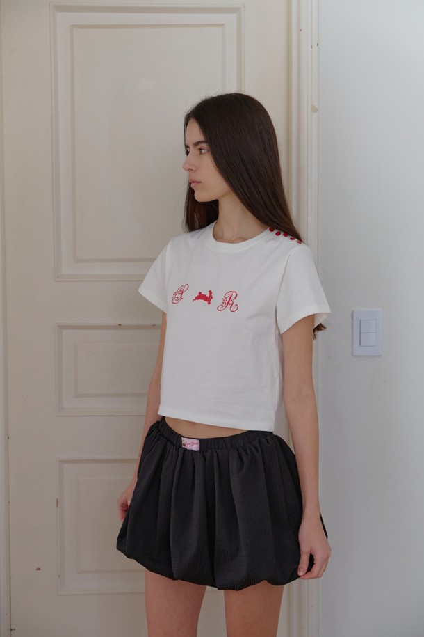 버블 베리 스커트_3 컬러는 여성 의류로, 캐주얼한 스타일을 연출하기에 좋습니다. 봄, 여름에 어울리는 얇은 두께감의 벌룬 스커트로, 부드러운 촉감이 특징입니다. 루즈핏으로 편안하게 착용 가능하며, 무지 디자인에 밴딩 허리와 속바지가 포함되어 활동성을 더했습니다. 동네 마실룩이나 쇼핑룩에 잘 어울리는 미니멀한 디자인의 블랙 컬러 스커트입니다.
