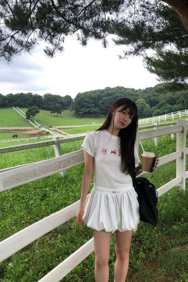 Bubble Berry 스커트 (3 colors)는 여성 고객을 위한 캐주얼 스타일의 미니스커트입니다. 시원한 여름 계절에 어울리는 얇고 부드러운 촉감의 벌룬핏 스커트로, 무지 디자인에 루즈핏으로 편안함을 더했습니다. 폴리에스테르, 면, 레이온, 스판덱스 혼방 소재로 제작되었으며, 속바지가 포함되어 있어 활동성을 높였습니다. 밴딩 처리로 허리 라인을 잡아주어 데이트룩, 동네 마실룩, 쇼핑룩 등 다양한 TPO에 활용하기 좋습니다. 미니멀한 스타일을 선호하는 분들께 추천합니다.
