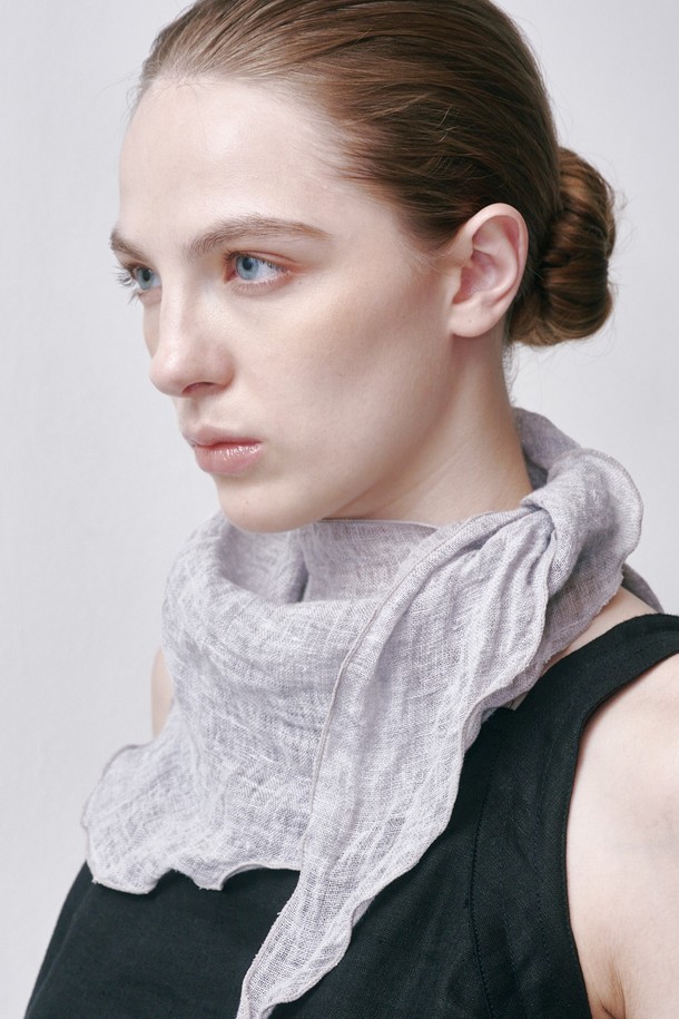 OMNE(옴므) 스카프 2컬러, 여성용 린넨 스카프입니다. 블랙 색상으로, 무지 패턴에 얇은 두께감과 자연스러운 주름이 특징입니다. 봄, 여름 시즌에 활용하기 좋으며, 일상복 또는 스타일링 연출에 적합합니다. 사이즈는 32cm x 100cm이며, 캐주얼, 미니멀, 클래식 스타일을 즐겨 입는 분들께 추천합니다.
