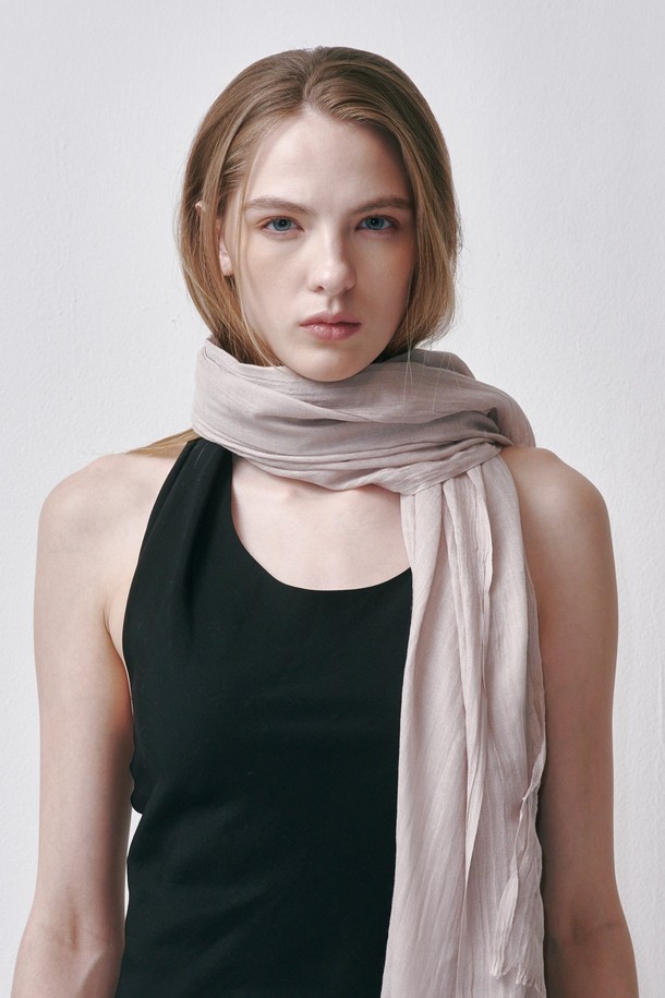 누비아(NUBIA) 스카프, 당신의 일상에 부드러운 감성을 더하세요. 아이보리, 샌드베이지, 라이트핑크, 베이지, 라이트그레이, 블랙 6가지 다채로운 컬러로 출시되어 데이트룩, 카페룩 등 다양한 TPO에 매치하기 좋습니다. 가로 100cm, 세로 190cm의 넉넉한 사이즈에 폴리에스테르 소재로 제작되어 봄, 가을, 겨울 계절에 따뜻하게 착용할 수 있습니다. 미니멀하고 베이직한 디자인으로 어떤 스타일에도 자연스럽게 어울리며, 무지 패턴으로 세련된 느낌을 더합니다. 모니터 해상도에 따라 색상이 다를 수 있으며, 어두운 색상은 이염될 수 있으니 주의해주세요.
