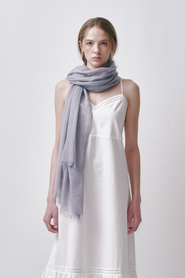 누비아 스카프(NUBIA scarf)는 여성용 패션 소품으로, 봄, 가을, 겨울철에 활용하기 좋은 아이템입니다. 아이보리, 블랙, 라이트 그레이, 라이트 핑크, 샌드베이지, 베이지 6가지 다채로운 색상으로 출시되어 데이트룩, 카페룩 등 다양한 TPO에 매치하기 좋습니다. 100cm x 190cm의 넉넉한 사이즈에 폴리에스테르 소재로 제작되어 부드러운 촉감을 선사하며, 무지 디자인으로 클래식, 미니멀, 캐주얼 등 어떤 스타일에도 잘 어울립니다. 모니터 해상도에 따라 색상이 다르게 보일 수 있으며, 밝은 색상은 이물질, 어두운 색상은 이염에 주의하여 사용하시기 바랍니다.
