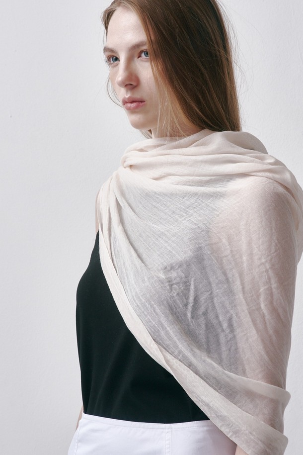 누비아 스카프(NUBIA scarf)는 여성용 스카프로, 미니멀, 클래식, 캐주얼 스타일에 잘 어울립니다. 부드러운 폴리에스터 소재로 제작되어 사계절 내내 데일리로 착용하기 좋으며, 여행룩이나 산책룩에 포인트를 더할 수 있습니다. 폭 100cm, 길이 190cm로 넉넉한 사이즈이며, 샌드베이지, 라이트그레이, 라이트핑크, 블랙, 아이보리, 베이지 등 6가지 무지 컬러로 제공됩니다. 얇은 두께감으로 가볍게 연출할 수 있으며, 사이즈는 1-3cm 오차가 있을 수 있습니다. 모니터 해상도에 따라 색상 차이가 있을 수 있으며, 어두운 색상은 이염, 밝은 색상은 약간의 오염이 있을 수 있으니 주의 바랍니다.
