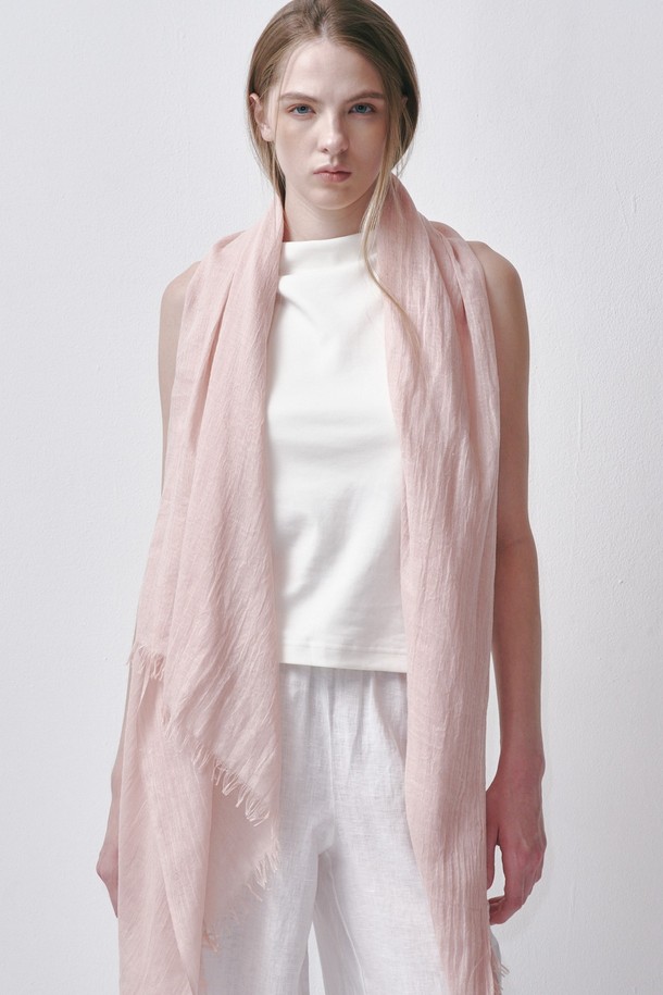 누비아 스카프 (6컬러)는 여성용 스카프로, 캐주얼, 미니멀, 클래식 스타일을 모두 소화할 수 있습니다. 폴리에스테르 소재로 제작되었으며, 봄, 가을, 겨울 계절에 착용하기 좋습니다. 블랙, 샌드베이지, 아이보리, 라이트그레이, 베이지, 라이트핑크 6가지 무지 컬러로 출시되어 다양한 룩에 매치하기 용이합니다. 가로 100cm, 세로 190cm의 넉넉한 사이즈로, 카페룩이나 겨울 데일리룩에 포인트를 더할 수 있습니다. 모니터 해상도 및 조명 조건에 따라 색상 차이가 있을 수 있으며, 어두운 색상은 이염될 수 있으니 주의 바랍니다.
