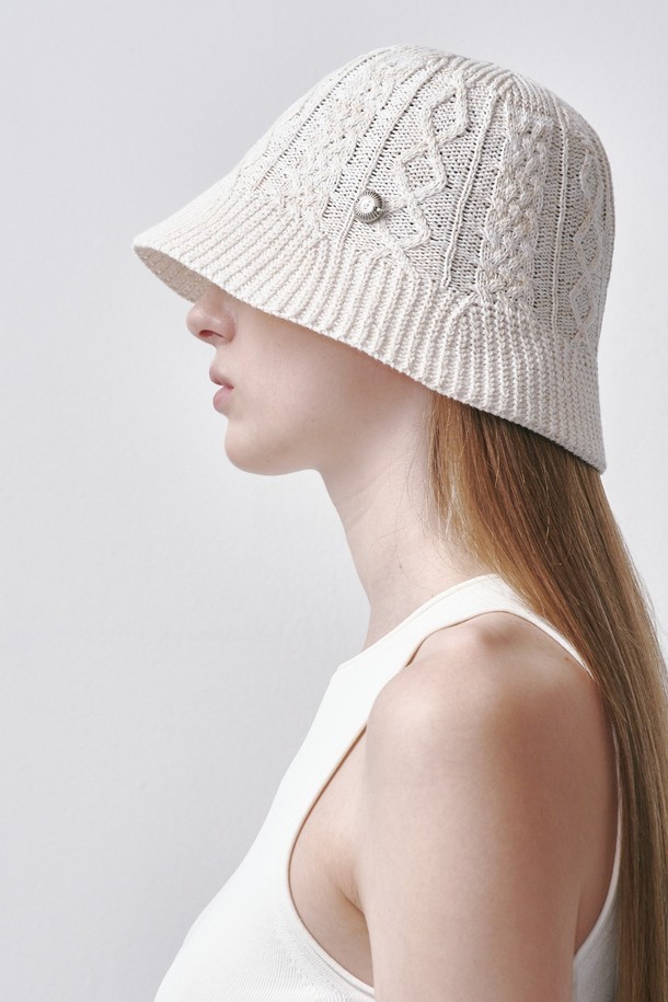 SOM 캡모자는 부드러운 촉감의 니트 소재로 제작되어 편안한 착용감을 선사합니다. 여성용으로, 화이트 색상에 니트 패턴이 더해져 세련된 느낌을 줍니다. 얇은 두께감으로 봄, 여름 시즌에 시원하게 착용하기 좋으며, 챙 넓이는 중간입니다. 머리둘레 56cm에 맞춰 사이즈 조절이 가능하며, 16.5cm 깊이로 안정감 있게 착용할 수 있습니다. 동네 마실룩, 산책룩, 여행룩 등 캐주얼, 미니멀, 클래식 스타일 모두 소화 가능한 데일리 아이템입니다.
