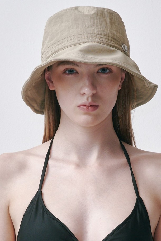 ORLU(올루) 3컬러 버킷햇은 블랙, 카키, 아이보리 3가지 색상으로 출시되어 어떤 스타일에도 매치하기 용이합니다. 폴리에스테르 70%와 면 30%의 혼방 소재로 제작되어 봄, 여름, 가을 시즌에 착용하기 좋으며, 모자 깊이 9cm, 챙 넓이 8cm로 편안한 착용감을 제공합니다. 무지 디자인으로 캐주얼, 미니멀, 클래식 등 다양한 스타일을 소화할 수 있으며, 동네 마실룩, 산책룩, 여행룩에 활용하기 좋습니다. 내부 둘레는 58cm로 제작되었습니다.
