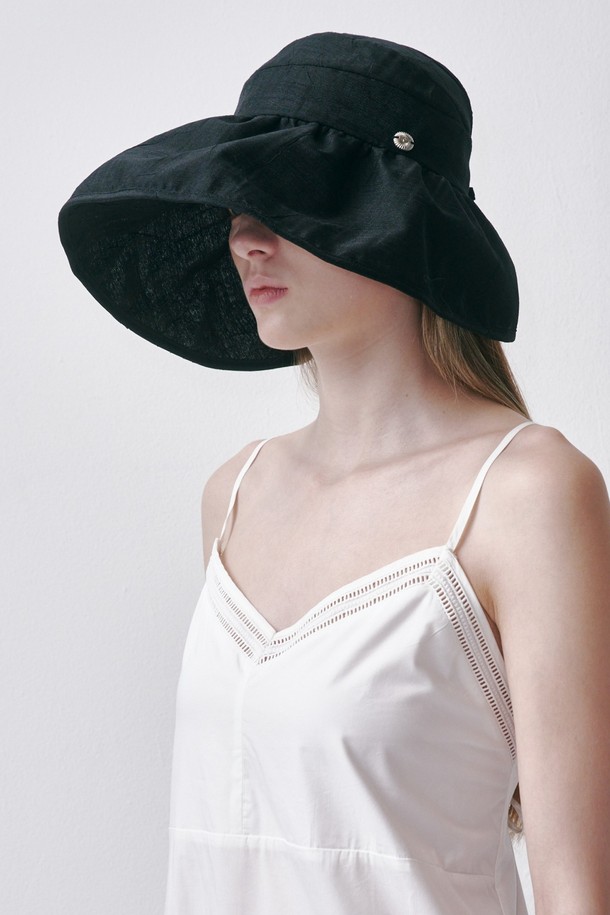 NEV(네브) 2컬러 모자는 블랙과 바이올렛 두 가지 색상으로 제공되며, 일상 속에서 활용하기 좋은 아이템입니다. 면과 폴리에스테르 혼방 소재로 제작되어 봄, 여름, 가을 계절에 착용하기 적합합니다. 깊이 12.5cm, 챙 길이 15.5cm, 헤드 둘레 58cm이며, 무지 디자인으로 다양한 스타일에 쉽게 매치할 수 있습니다. 동네 마실룩, 산책룩, 여행룩 등 캐주얼, 미니멀, 클래식 스타일을 연출할 때 좋습니다. 색상에 따라 이염 가능성이 있으며, 습기나 장시간 햇빛 노출 시 변색될 수 있으니 주의하여 사용하십시오.
