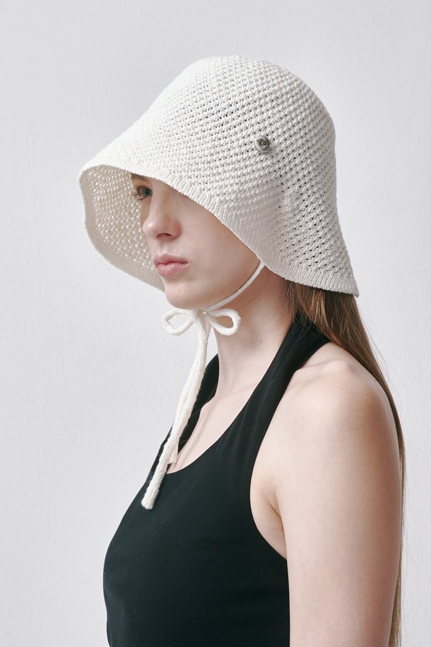 모이래_화이트 버킷햇은 면과 아크릴 혼방 소재로 제작되어 봄, 여름철에 착용하기 좋습니다. 깊은 모자 깊이와 넓은 챙으로 햇빛을 효과적으로 가려주며, 턱끈이 있어 안정적인 착용감을 제공합니다. 무지 디자인에 끈 디테일이 더해져 캐주얼, 미니멀, 시티보이 스타일을 연출하기 좋습니다. 동네 마실, 산책, 여행 등 다양한 TPO에 활용하여 편안하면서도 스타일리시한 룩을 완성해보세요. 
