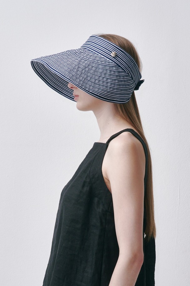 MIREL(미렐) 2컬러 썬캡은 여성용 모자로, 자외선 차단 기능이 있어 일상 및 여행 시 유용하게 사용됩니다. 봄, 여름 계절에 적합하며, 챙이 넓어 햇빛을 효과적으로 가려줍니다. 폴리에스테르 소재의 스트라이프 패턴 디자인이며, 얕은 깊이와 접이식 기능으로 편안함과 실용성을 더했습니다. 여행룩, 휴가룩, 여름 바캉스룩에 잘 어울리는 캐주얼, 리조트, 미니멀 스타일의 썬캡입니다. 블루, 아이보리 두 가지 색상으로 출시되었습니다.
