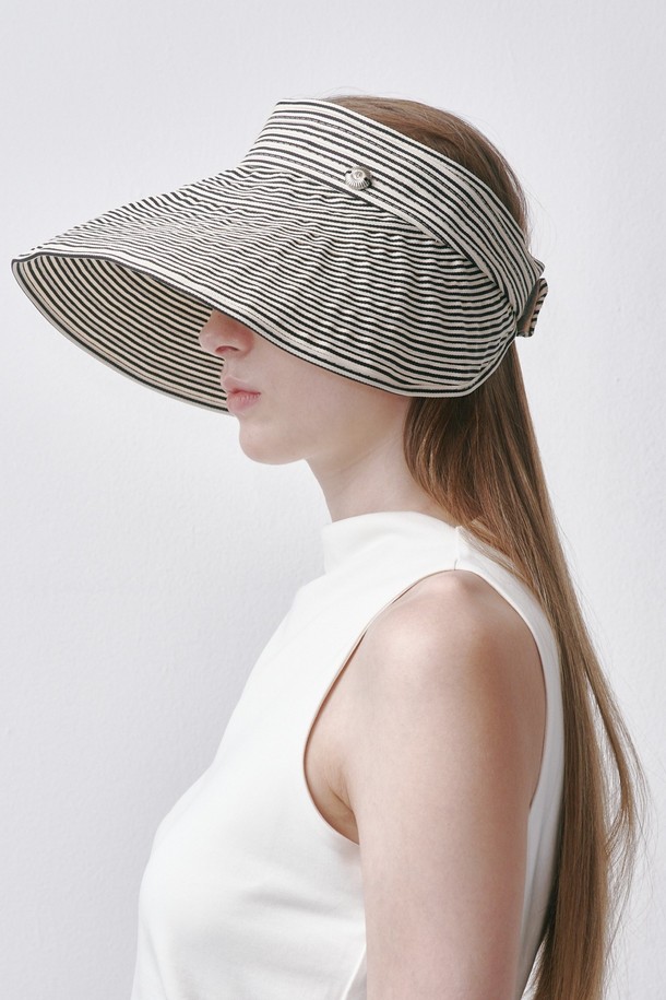 MIREL (미렐) 2가지 컬러 모자는 여성용 모자로, 봄과 여름에 착용하기 좋습니다. 블루와 아이보리 두 가지 색상으로 출시되었으며, 캐주얼, 미니멀, 클래식 스타일의 데이트룩, 여행룩에 잘 어울립니다. 폴리에스터 소재로 제작되었으며, 모자 깊이 5.5cm, 챙 넓이 15.5cm, 모자 둘레 58cm입니다. 스트라이프 패턴으로 디자인되었으며, 수분과 직사광선에 노출되지 않도록 주의하여 사용하십시오.
