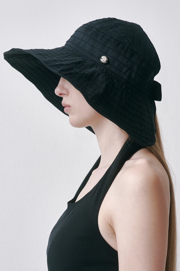 LOI(로이) 2컬러 버킷햇은 면과 폴리에스테르 혼방 소재로 제작되어 봄, 여름, 가을 계절에 착용하기 좋습니다. 깊은 모자 깊이와 챙 넓이 12.5cm, 내부 둘레 58cm로 편안한 착용감을 제공합니다. 블랙과 화이트 두 가지 색상으로 출시되어 어떤 스타일에도 쉽게 매치할 수 있습니다. 무지 디자인으로 캐주얼, 미니멀, 스트리트 스타일을 즐겨 입는 분들께 추천합니다. 동네 마실룩, 산책룩, 여행룩 등 다양한 TPO에 활용해보세요.
