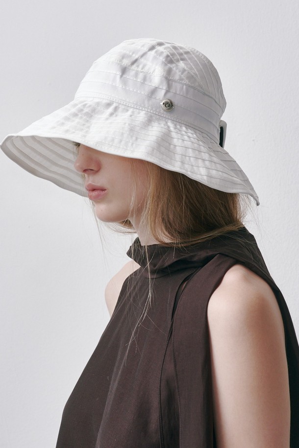 LOI_2colors (엘오아이_투컬러) 모자는 일상, 산책, 여행 등 다양한 TPO(Time, Place, Occasion)에 맞춰 캐주얼, 미니멀, 클래식 스타일을 연출할 수 있습니다. 면과 폴리에스터 혼방 소재로 제작되어 봄, 여름 계절에 적합하며, 모자 깊이 14cm, 챙 넓이 12.5cm, 모자 둘레 58cm로 편안한 착용감을 제공합니다. 무지 디자인으로 어떤 스타일에도 잘 어울리며, 화이트와 블랙 두 가지 색상으로 출시되어 폭넓은 선택지를 제공합니다. 단, 어두운 색상은 이염 가능성이, 밝은 색상은 오염 가능성이 있으며, 수분 및 직사광선에 장시간 노출 시 변색 또는 변형될 수 있으니 주의 바랍니다.
