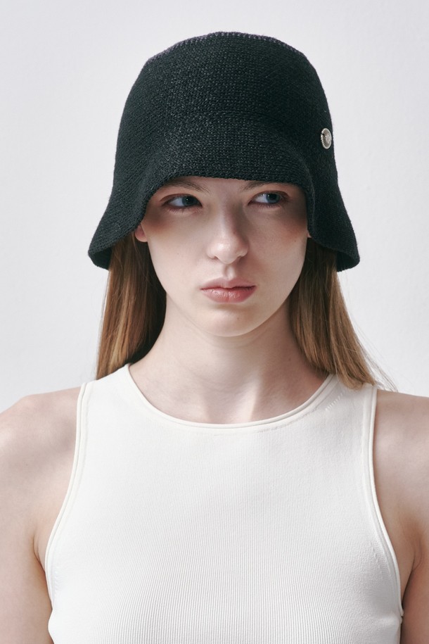 HOU(호우) 버킷햇은 면 50%, 페이퍼 50% 혼방 소재로 제작되어 봄, 여름철에 시원하게 착용하기 좋습니다. 블랙 컬러의 무지 디자인으로 어떤 스타일에도 잘 어울리며, 캐주얼, 미니멀, 클래식 룩에 활용하기 좋습니다. 여행룩이나 휴가룩에 매치하여 편안하면서도 스타일리시한 연출이 가능합니다. 모자 깊이 15cm, 헤드 둘레 56cm로 제작되었습니다. 데일리룩에 포인트 아이템으로 활용해 보세요.
