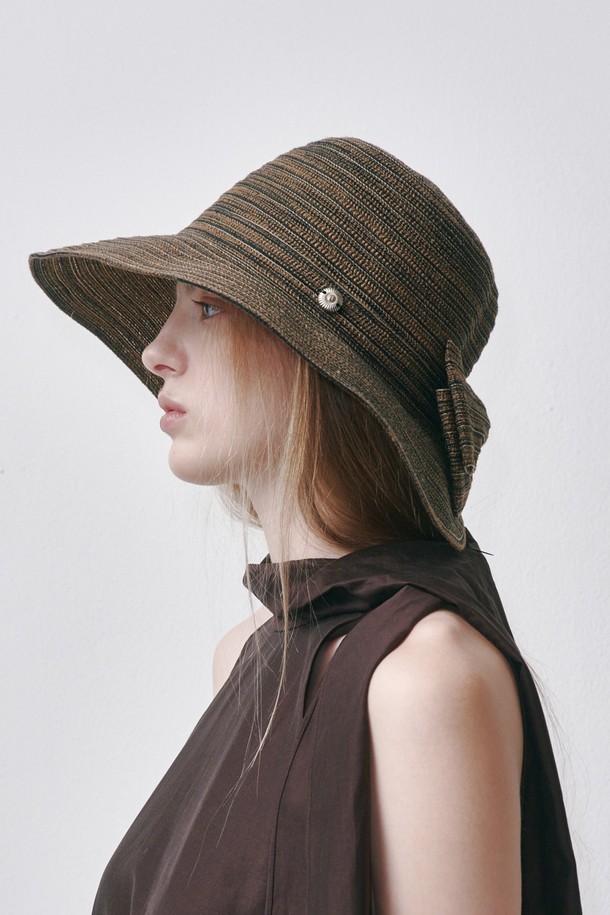 HAUPT(하우트) 3컬러 버킷햇입니다. 여름철 햇볕을 가려주는 페이퍼 소재의 여성 버킷햇으로, 브라운 컬러에 무지 디자인으로 제작되었습니다. 챙 넓이 10.5cm, 모자 깊이 12cm이며, 헤드 둘레는 58cm입니다. 통기성이 좋아 시원하게 착용 가능하며, 자외선 차단 기능을 갖춰 일상, 휴가, 리조트룩, 바캉스룩, 미니멀, 캐주얼 스타일 연출에 적합합니다.
