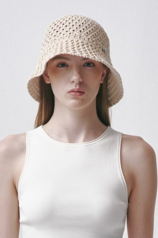 **BAU(바우)_2colors 버킷햇**

**BAU(바우)_2colors** 버킷햇은 면과 폴리에스테르 혼방 소재로 제작되어 봄, 여름에 착용하기 좋습니다. 아이보리, 블랙 두 가지 색상으로 출시되었으며, 니트 패턴과 니트 디테일이 돋보이는 디자인입니다. 17cm의 모자 깊이와 헤드 둘레 56cm로 제작되었으며, 캐주얼, 미니멀, 클래식 스타일을 연출하기 좋습니다. 동네 마실룩, 카페룩, 산책룩 등 일상에서 편안하게 스타일링할 수 있습니다. 제품 특성상 1-3cm 오차가 발생할 수 있으며, 모니터 해상도에 따라 색상 차이가 있을 수 있습니다.
