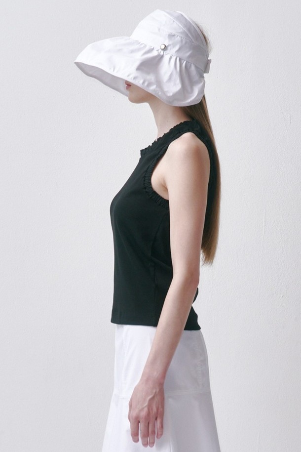 알로이트 2컬러 캡모자는 캐주얼, 미니멀, 시티보이 스타일을 위한 필수 아이템입니다. 블랙과 화이트 두 가지 색상으로 출시되어 어떤 옷에도 쉽게 매치할 수 있습니다. 면과 폴리에스터 혼방 소재로 제작되어 봄, 여름, 가을 계절에 착용하기 좋으며, 모자 깊이 10cm, 챙 넓이 16cm로 편안한 착용감을 제공합니다. 무지 디자인으로 깔끔함을 더하여 동네 마실룩이나 산책룩에 완벽하게 어울립니다.