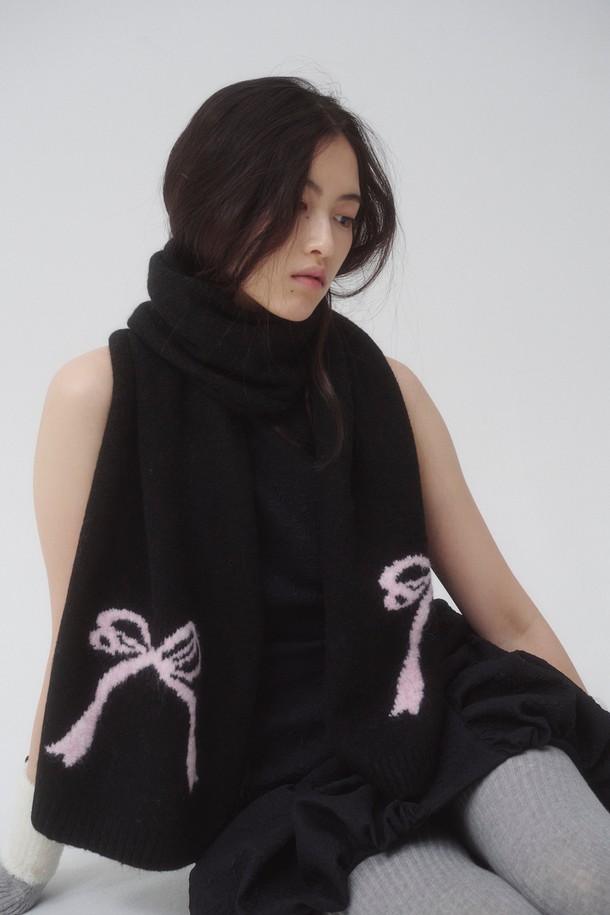 로맨틱하고 걸리시한 분위기를 연출하는 Botie 머플러 6컬러입니다. 부드러운 니트 소재로 제작되어 가을, 겨울철 따뜻하게 착용할 수 있습니다. 블랙과 핑크 두 가지 색상으로 출시되었으며, 사랑스러운 리본 디자인이 돋보입니다. 데이트룩, 모임룩 등 다양한 TPO에 활용하여 클래식한 스타일을 연출해보세요. 두꺼운 두께감으로 보온성을 높였으며, 머플러 또는 목도리로 활용 가능합니다.
