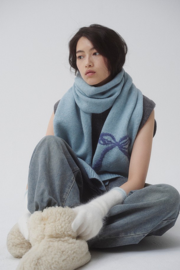 **Botie 머플러 (6컬러)**는 여성스러움을 더하는 리본 디자인과 부드러운 촉감이 돋보이는 머플러입니다. 포근한 니트와 울 소재로 제작되어 가을, 겨울철 보온성을 책임지며 일상과 출근룩, 모임룩에 모두 잘 어울립니다. 베이직하고 캐주얼한 스타일을 기반으로 하여 클래식, 미니멀 룩에도 매치하기 좋습니다. 시크한 블루와 세련된 그레이를 포함한 6가지 다채로운 컬러 구성으로, 폭넓은 스타일 연출이 가능합니다. 추운 날씨에도 스타일리시함을 놓치지 않도록 따뜻하게 감싸주세요.
