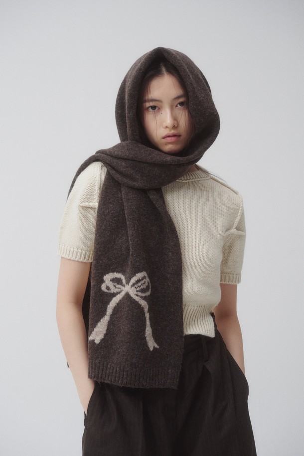 보티 머플러는 부드러운 울과 니트 소재로 제작되어 가을, 겨울철 따뜻함을 선사하는 여성용 머플러입니다. 브라운 컬러와 리본 패턴이 어우러져 캐주얼하면서도 베이직한 스타일을 연출하며, 두꺼운 두께감으로 뛰어난 보온성을 자랑합니다. 데이트룩, 출근룩 등 다양한 TPO에 활용 가능하며, 캐주얼, 클래식, 미니멀 스타일을 즐겨 입는 분들께 추천합니다. 부드러운 촉감과 리본 디자인 장식은 룩에 사랑스러움을 더해줍니다. 추운 계절, 포근함과 스타일을 동시에 잡고 싶다면 보티 머플러를 선택해 보세요.
