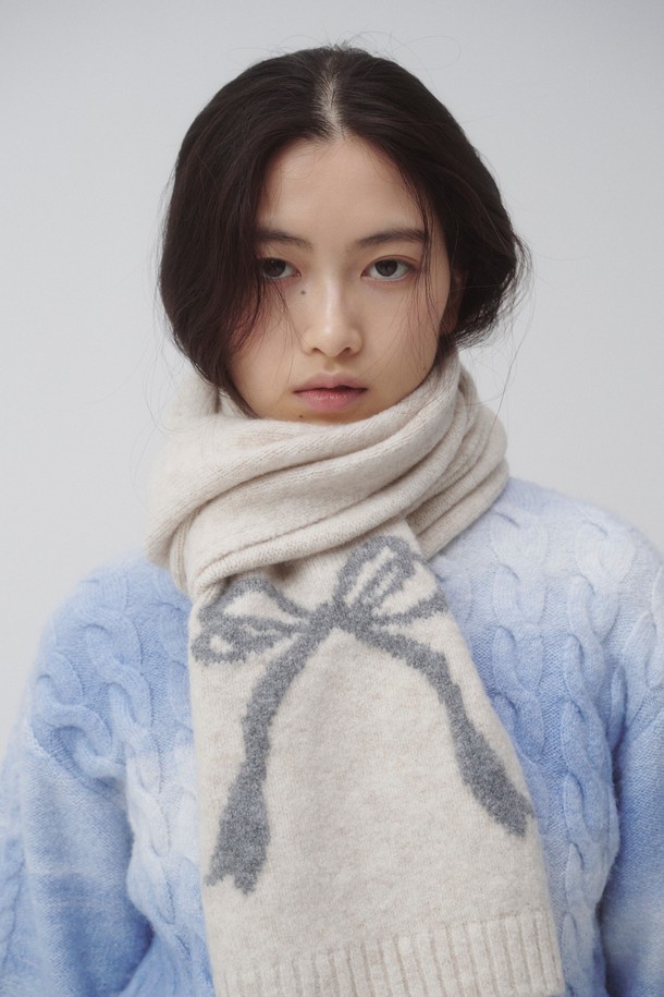 봇티 머플러는 부드러운 니트 소재로 제작되어 가을, 겨울철 따뜻함을 선사하는 머플러입니다. 리본 무늬가 돋보이며, 베이직한 스타일에 두꺼운 두께감으로 포근함을 더했습니다. 출근룩, 모임룩 등 다양한 TPO에 활용 가능하며, 클래식, 미니멀, 캐주얼 스타일 모두 소화 가능합니다. 화이트, 그레이를 포함한 6가지 다채로운 컬러로 구성되어 있어 폭넓은 선택이 가능합니다. 보온성을 높여주는 실용적인 아이템으로, 일상 속에서 따뜻함과 스타일을 동시에 연출해보세요.
