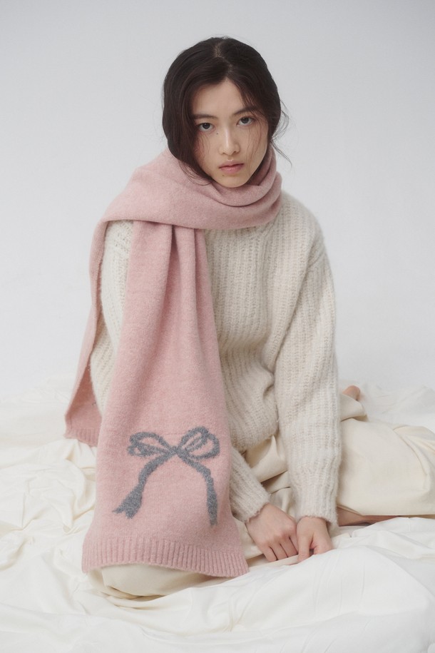 Botie 머플러, 6컬러는 부드러운 니트와 울 소재로 제작되어 가을, 겨울철 보온성을 책임지는 여성용 머플러입니다. 핑크 컬러에 리본 장식이 더해져 우아하고 로맨틱한 분위기를 연출하며, 데이트룩이나 미니멀한 스타일에도 잘 어울립니다. 두꺼운 두께감으로 포근하게 감싸주어 추운 날씨에도 따뜻함을 유지할 수 있습니다. 데일리로 착용하기 좋아 활용도가 높고, 부드러운 촉감으로 편안하게 즐길 수 있습니다.
