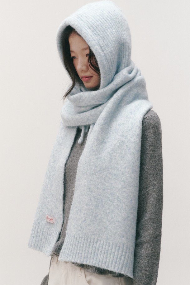 **Bunnie 울 발라클라바&머플러 세트 (6 Colors)**

부드러운 울 소재로 제작되어 보온성과 포근함을 동시에 선사하는 발라클라바와 머플러 세트입니다. 차분하고 다양한 6가지 컬러(그레이, 블랙, 아이보리, 베이지, 핑크, 브라운)로 출시되어 폭넓은 스타일 연출이 가능합니다. 미니멀, 클래식, 캐주얼 룩에 모두 잘 어울리며, 출근룩과 여행룩에 포인트 아이템으로 활용하기 좋습니다. 두꺼운 두께감으로 겨울철 방한 기능을 높였으며, 부드러운 촉감으로 편안하게 착용할 수 있습니다. 후드 디자인으로 더욱 따뜻하고 스타일리시하게 연출해보세요.
