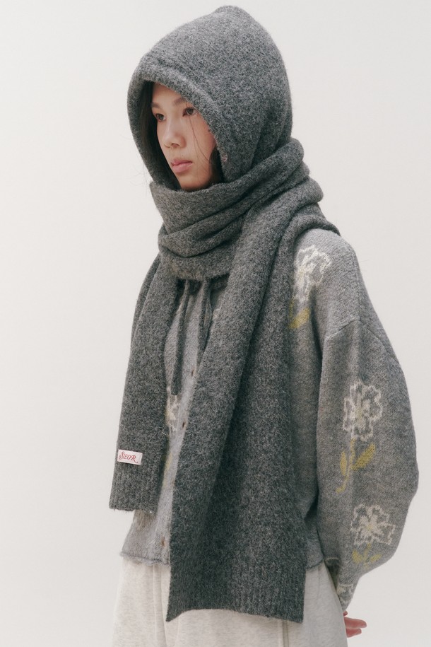 "Bunnie 울 발라클라바 & 머플러 세트"는 부드러운 울 소재로 제작되어 겨울철 보온과 방한 기능을 제공하는 실용적인 아이템입니다. 깊은 모자 깊이로 얼굴 전체를 따뜻하게 감싸주며, 무지 디자인으로 클래식하고 미니멀한 스타일을 연출합니다. 그레이, 블랙, 베이지, 브라운, 화이트, 아이보리 6가지 다채로운 색상으로 출시되어 폭넓은 선택지를 제공합니다. 머플러 세트 구성으로 더욱 따뜻하고 스타일리시하게 겨울 스타일링을 완성할 수 있습니다. 촉감이 부드러워 편안하게 착용 가능하며, 일상생활은 물론 겨울철 야외 활동 시에도 유용합니다.
