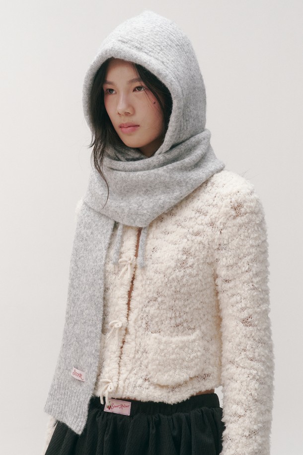 Bunnie 울 발라클라바 & 머플러 세트는 겨울철 여성의 추위를 막아줄 방한 아이템입니다. 부드러운 울 소재로 제작되어 깊은 모자 깊이와 포근한 촉감을 선사하며, 무지 디자인에 후드와 머플러가 일체형으로 디자인되어 캐주얼하고 베이직한 스타일을 연출합니다. 그레이, 블랙, 베이지, 브라운, 화이트, 핑크 6가지 다채로운 색상으로 출시되어 취향에 맞게 선택 가능합니다. 보온 기능은 물론, 스타일리시함까지 놓치지 않아 겨울철 데일리룩에 활용하기 좋습니다. 
